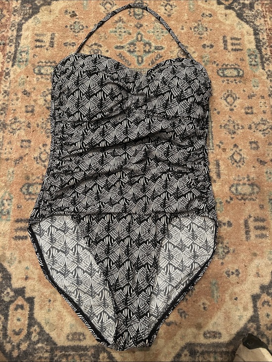 La Blanca Other - La Blanca Black & White Geometric One-Piece Swimsuit